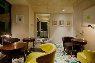 這扇門通向的竟不是博物館，而是客棧